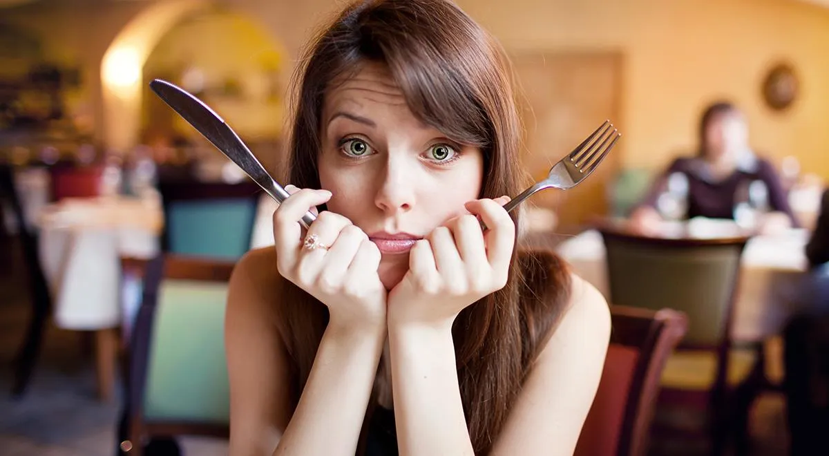 Ребенок ест брокколи. Девочка ест торт. Понравилась еда. Разные продукты. Наслаждение едой.