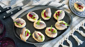 Яйца, фаршированные свеклой и сельдью