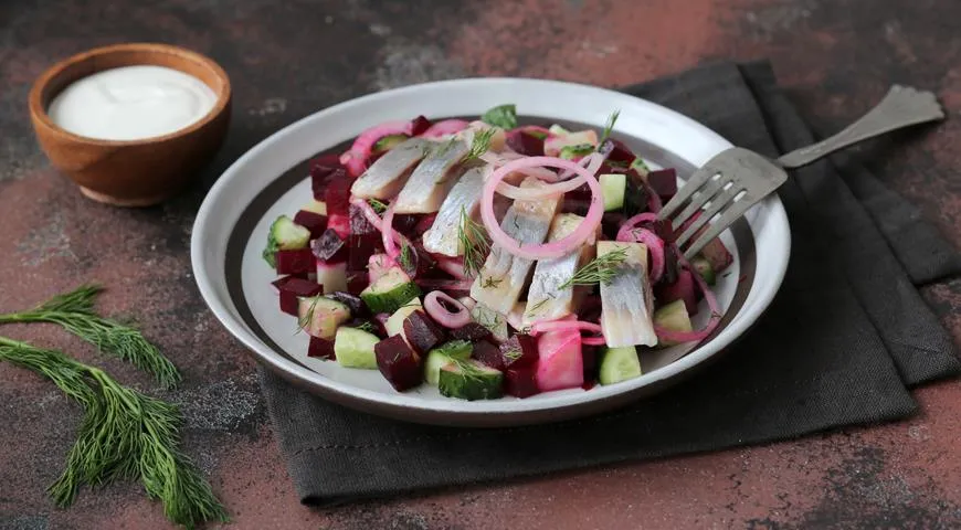 Салат со свеклой и селедкой. Очень вкусный!