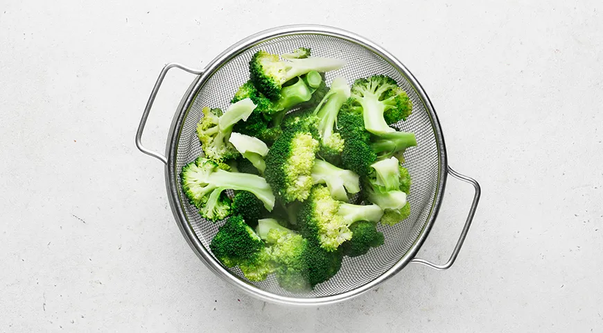 Салат с брокколи, помидорами, яйцами и луком