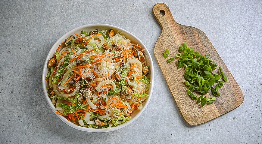 Салат из мидий с фунчозой