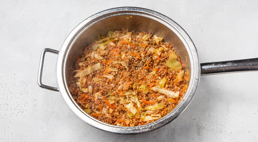 Гречка с капустой, тушенная на сковороде