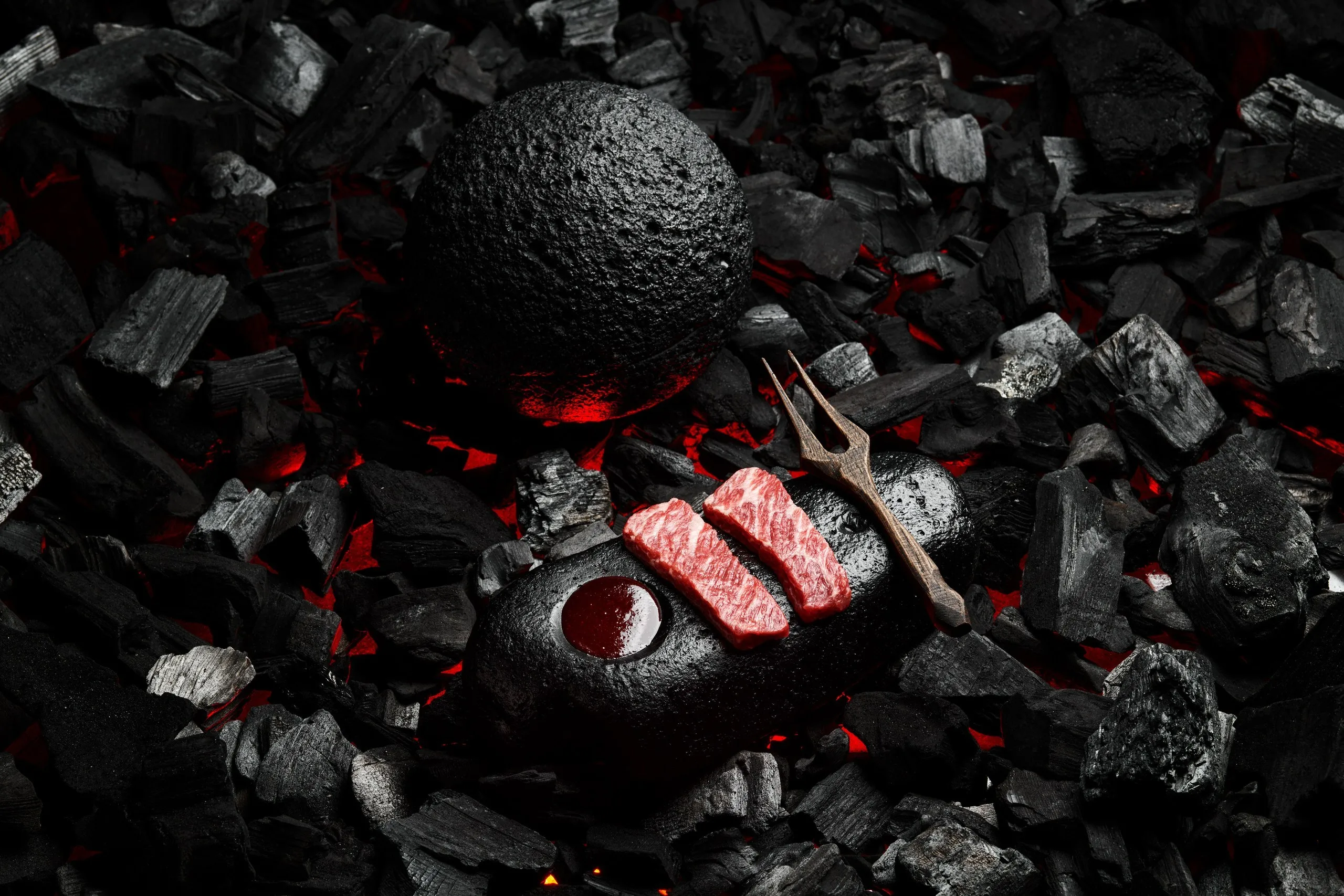 «Имты. Ритуал кормления огня»: блэк ангус, взбитый жир с мисо, соус из крови марала (Фото: предоставлено пресс-службой ресторана)