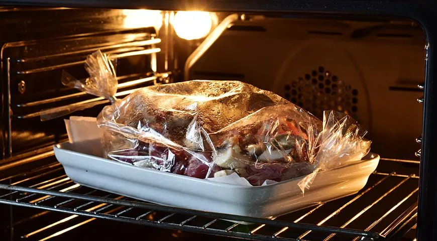 Ваша свинина в рукаве обязательно получится очень вкусной, если правильно положите мясо в рукав и будете готовить при нужной температуре