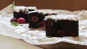 Шоколадные пирожные с вишней