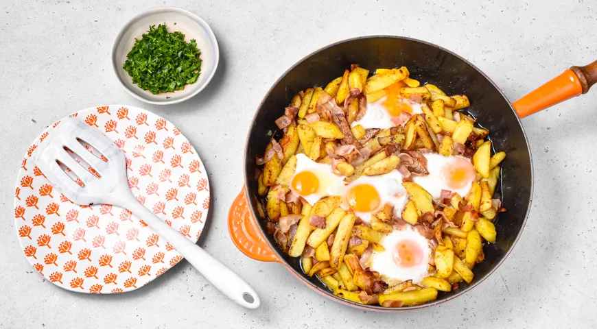 Жареная картошка с беконом и яйцом