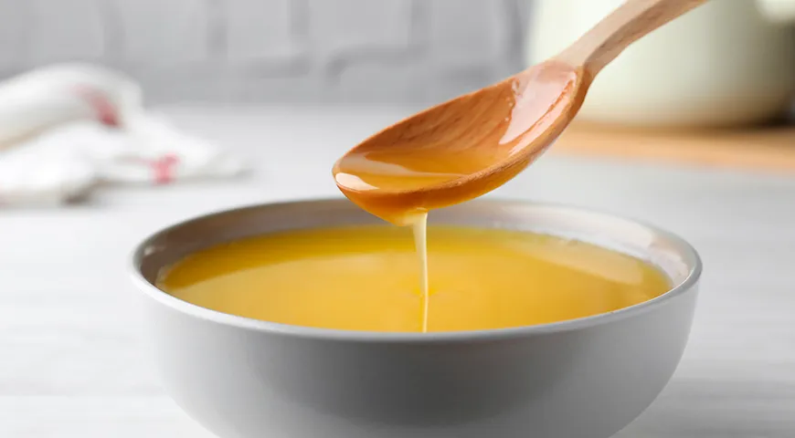 Топленое масло, состоящее практически из чистого молочного жира, не содержит лактозу и белки молока, поэтому может использоваться людьми с их непереносимостью 