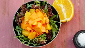 Зеленый салат с морковью и апельсинами