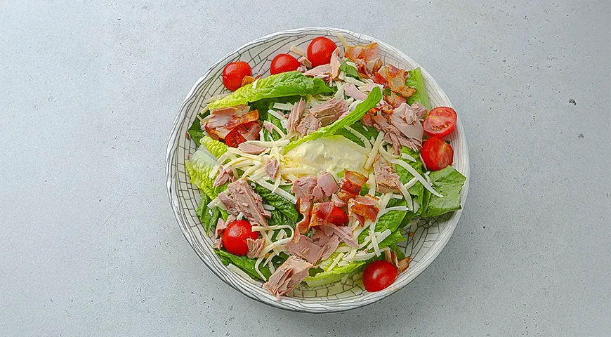 Салат с тунцом и беконом