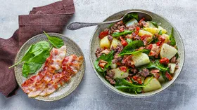Теплый картофельный салат с колбасками