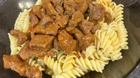 Гуляш с макаронами