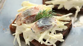 Рецепты с сельдью, кисломолочными продуктами и фруктами
