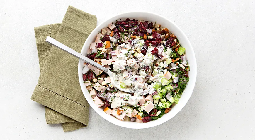 Салат с индейкой, вяленой клюквой и орехами