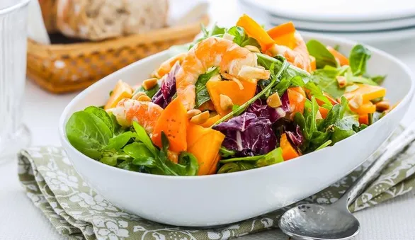 Салат с хурмой и креветками