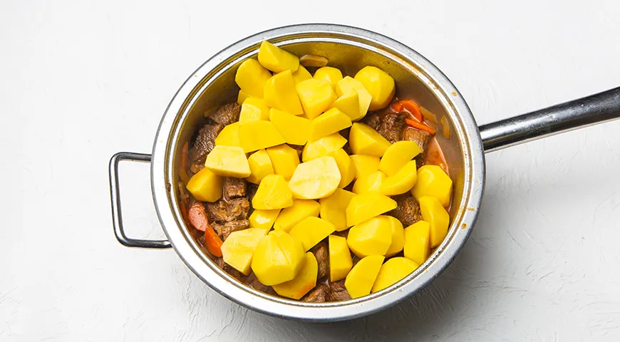 Тушенная картошка с мясом на сковороде