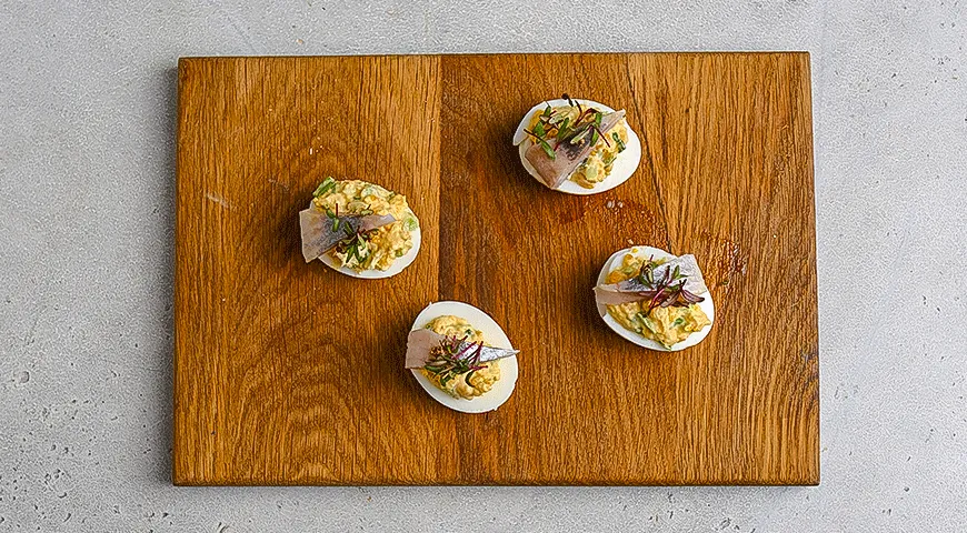 Фаршированные яйца с сельдью