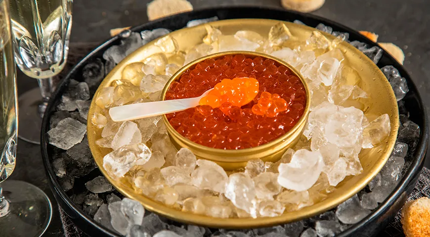 При выборе икры кеты в первую очередь оцените внешний вид: качественное зерно имеет равномерный янтарно-оранжевый цвет, икринки целые, блестящие, без вмятин и помутнений