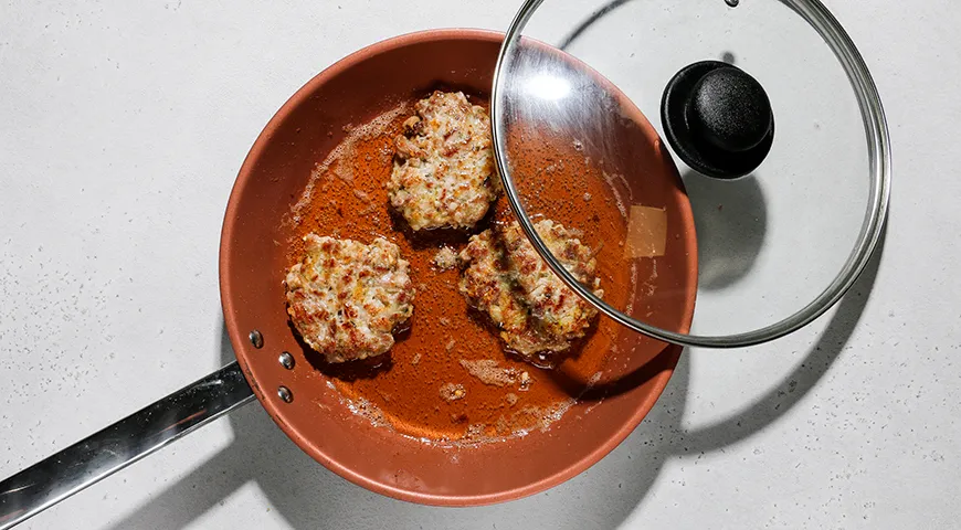 Рубленые котлеты из индейки на сковороде