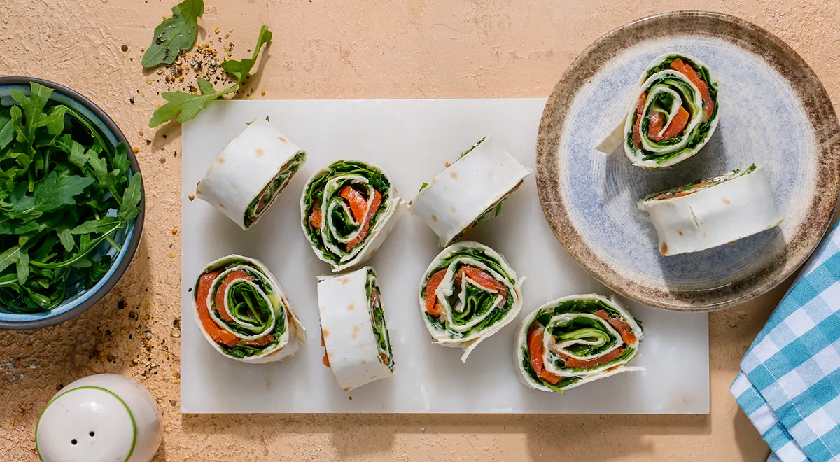 Мини-рулеты с красной рыбой, огурцом и плавленым сыром