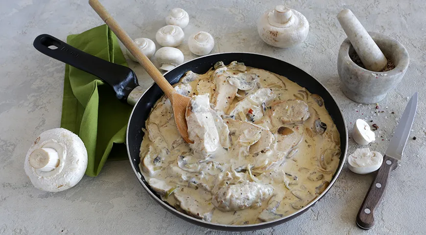Курица с грибами на сковороде в сливочном соусе