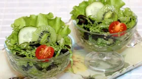 Огуречный салат с маслинами и киви