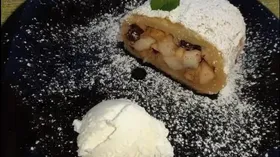 Штрудель с яблоком, корицей и мороженым