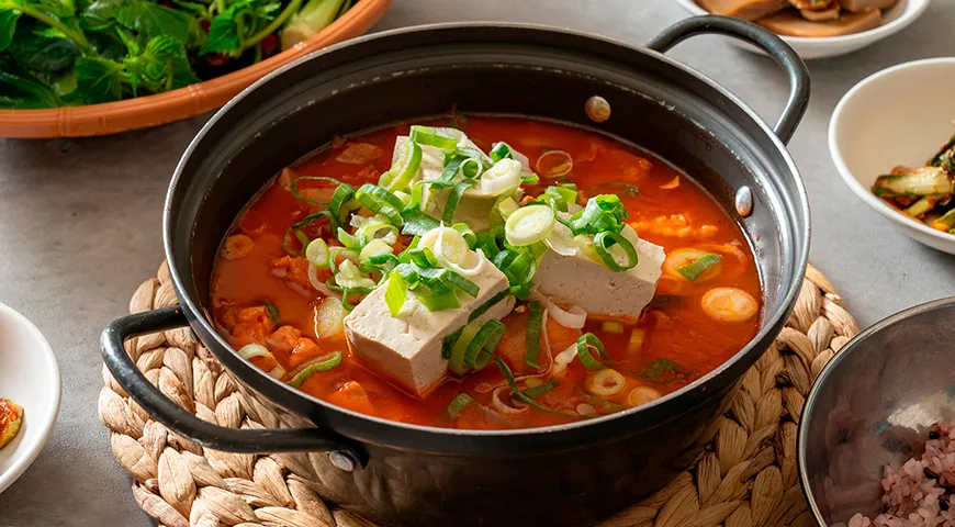 Кимчи-чиге — знаменитый острый корейский суп на основе кимчи, который готовят с мясом, тофу и специями