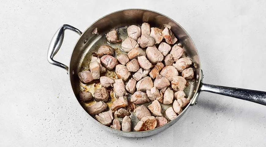 Свинина с грибами в сметанном соусе