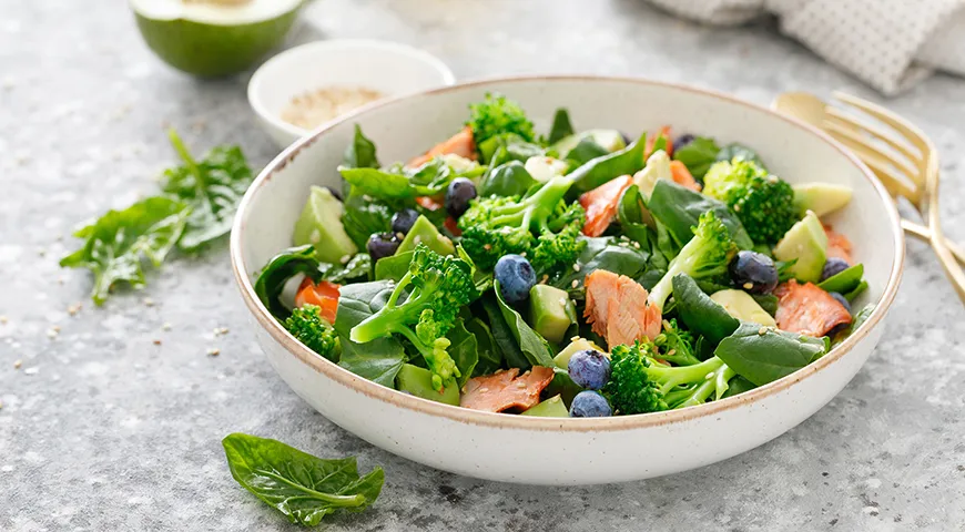 Этот салат из шпината с лососем, авокадо и голубикой полон тех самых ингредиентов, которые обожает ваш мозг