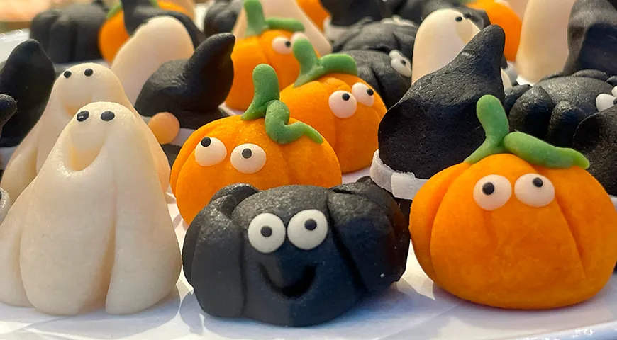 Из марципана делают праздничные фигурки