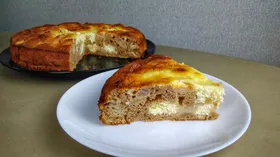 Пирог с яблоками и творожной начинкой