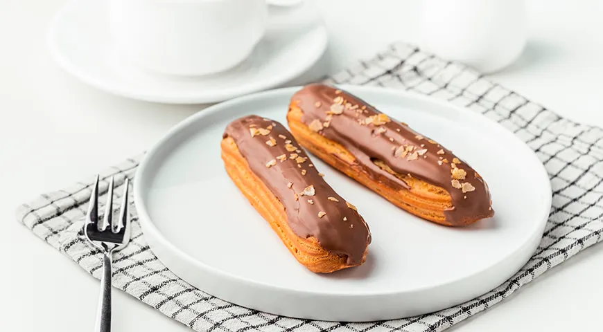 Эклер представляет собой трубочку из заварного теста с заварным кремом и шоколадной глазурью