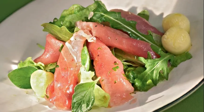 Карпаччо из свежего тунца с зеленым салатом