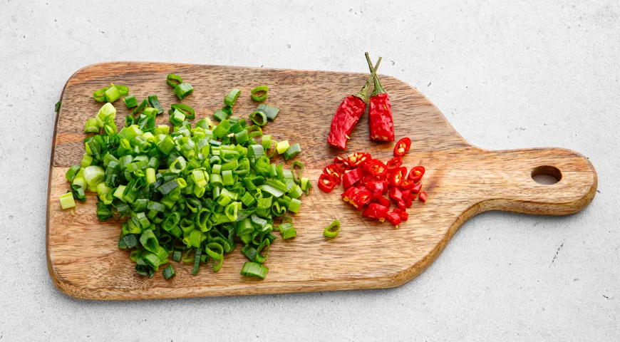 Куриные желудки в соевом соусе на сковороде