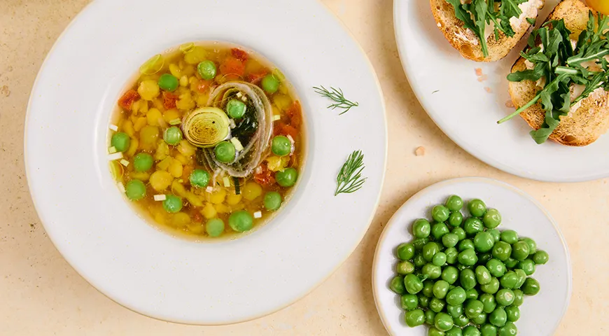 Индийский суп со свежим горошком и луком-пореем