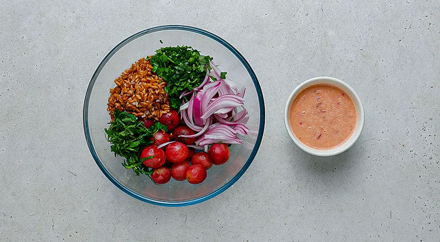 Салат из полбы с виноградом