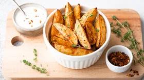 Узнали, нужно ли варить картошку по-деревенски перед запеканием и какие специи добавить для идеального вкуса