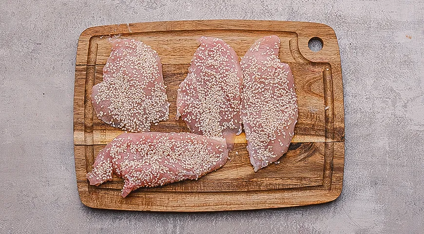 Салат с куриной грудкой и кунжутом