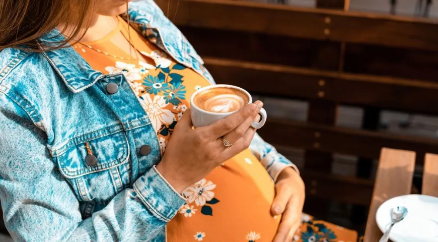 Из организма беременной женщины кофеин выводится дольше, поэтому им не рекомендуется употреблять больше 1–2 порций в день