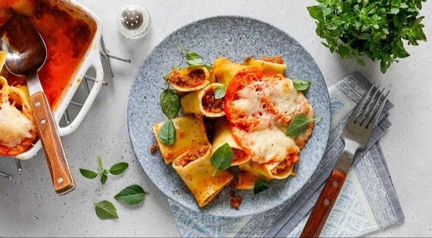 Макароны, фаршированные тушенкой