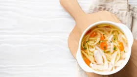 В чем загадка куриного супа: врачи объяснили, почему он так эффективен при простудах