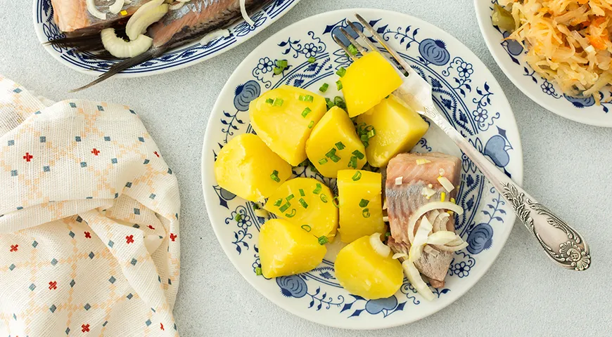 Картофель с соленой селедью