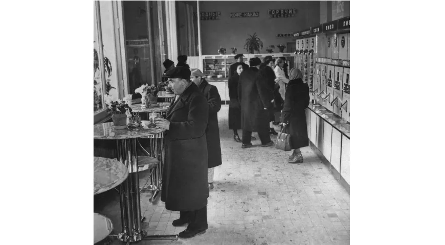 В кафетерии магазина «Гастроном» на Кутузовском проспекте. Фото: А. Конькова; Москва, 31 января 1959 г.