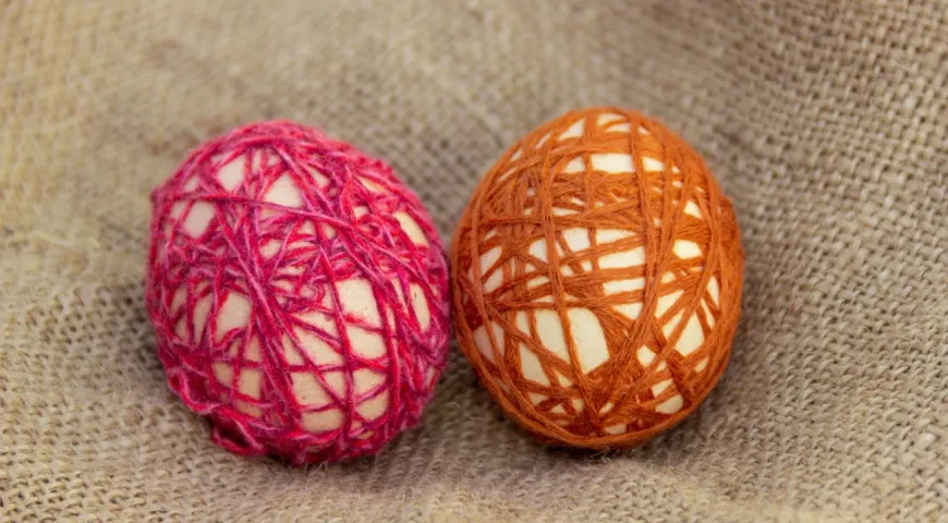 Нитки мулине помогут декорировать пасхальные яйца без красителей