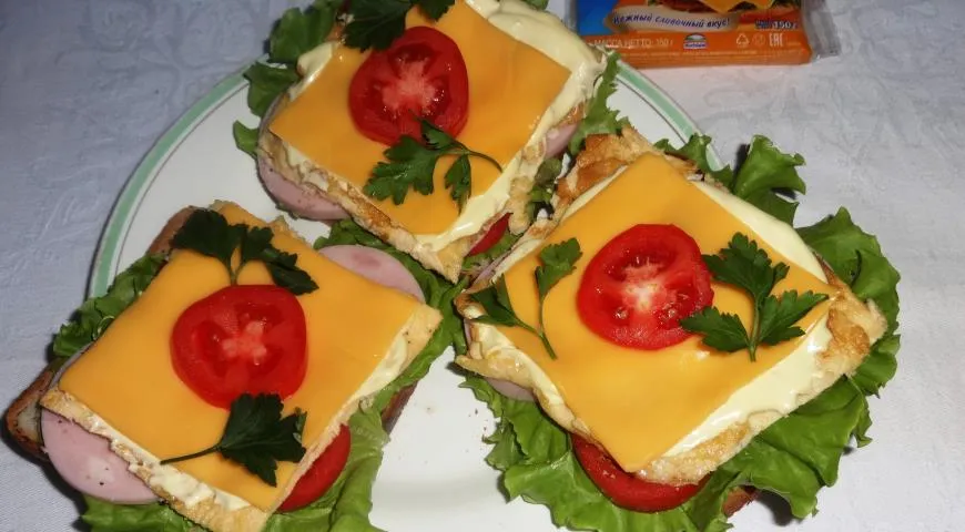 Готовим бутерброды с ветчиной, омлетом и плавленым сыром