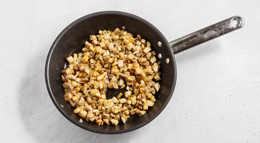 Слоеный салат с курицей, грибами и картофелем