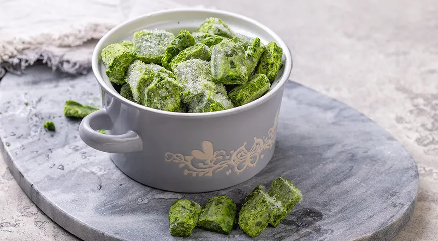 Замороженный шпинат можно добавлять в супы, запеканки и соусы