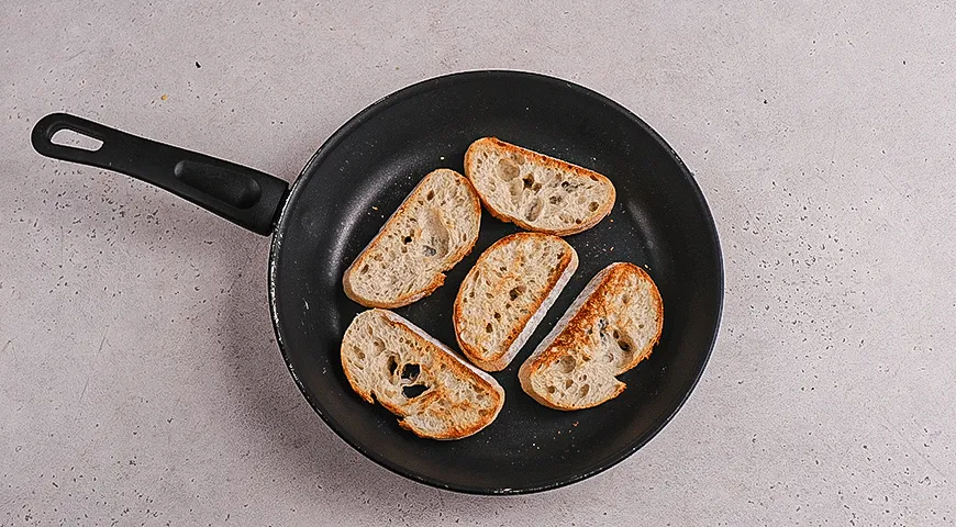 Брускетта с розовыми томатами