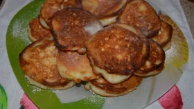 Творожные пончики с яблоком