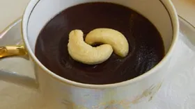 Шоколадный трюфель с черносливом в кружке